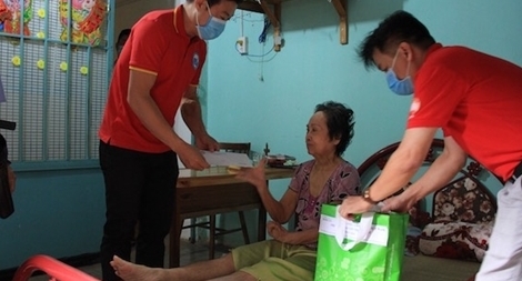 3,9 tỷ đồng hỗ trợ người dân khó khăn bị ảnh hưởng bởi dịch COVID-19 tại TP Hồ Chí Minh